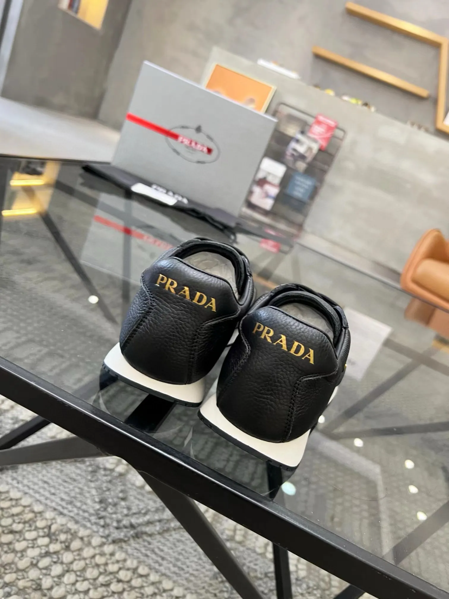 Factory price: 400💰Prada new men's leather sports shoes, the highest version on the market, any comparison is welcome🆚! The original leather has excellent texture and is super high-end! Fetal sheep net lining imported from Italy, removable pad! Luxurious materials and fine workmanship, highly recommended! Code number: 38-44, customized 45